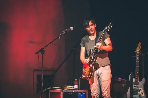 Adriano Viterbini in concerto con Remo VanDobro: una serata tra blues e sperimentazione