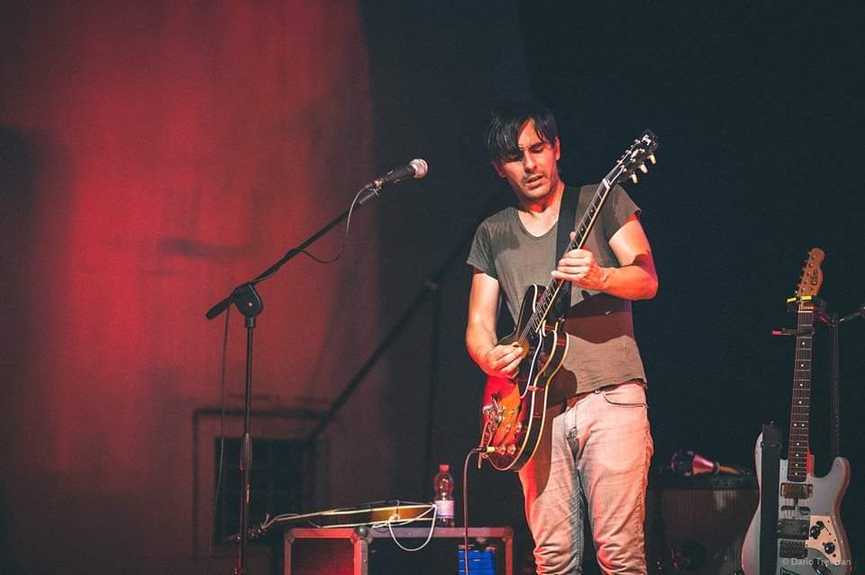 Adriano Viterbini in concerto con Remo VanDobro: una serata tra blues e sperimentazione