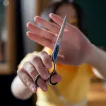 Mestre, docente taglia ciocche di capelli a due studentesse alla Bellini