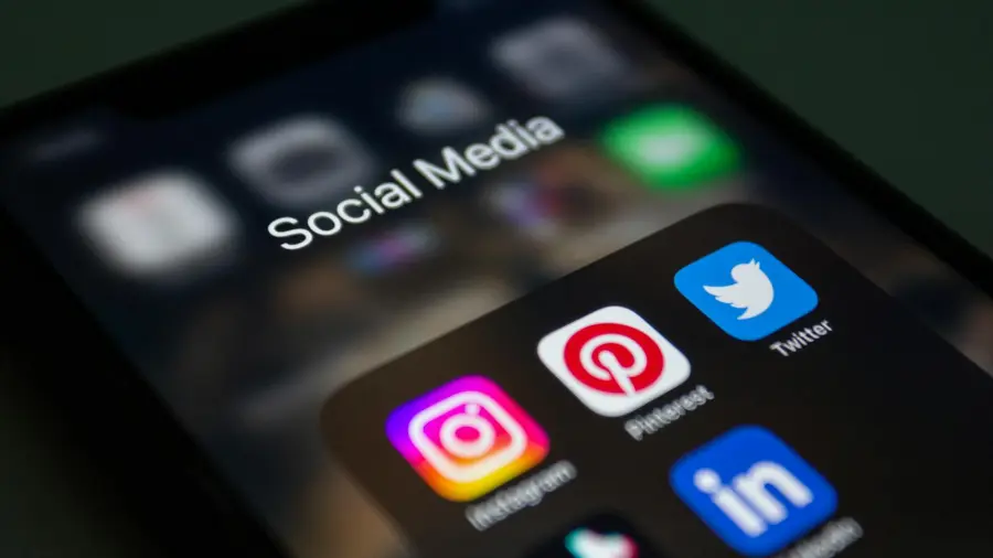 Social media e adolescenti: rischi reali, regole utili e come parlarne