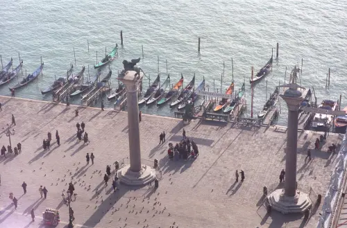 Rialto, sequestrati 1.150 souvenir e sanzioni per 6mila euro
