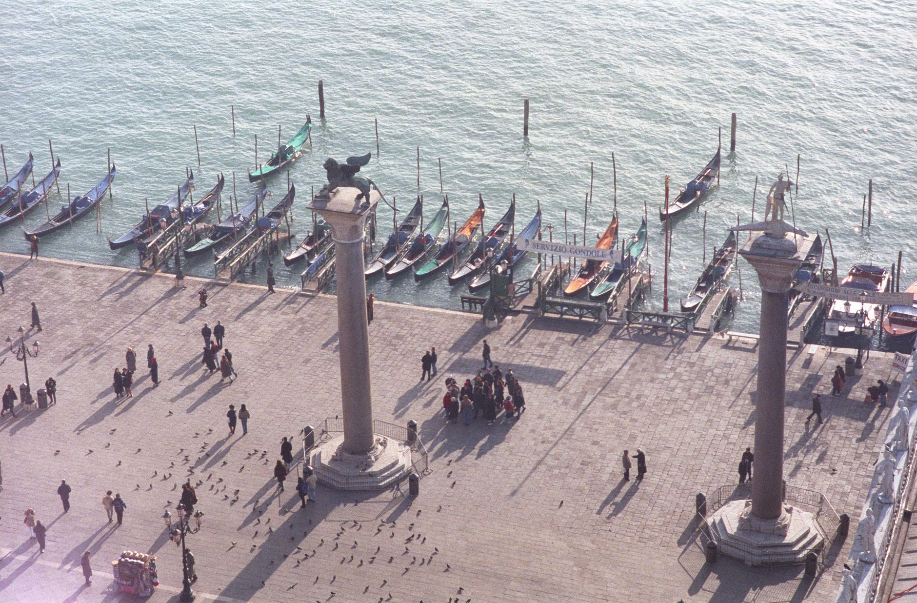 Rialto, sequestrati 1.150 souvenir e sanzioni per 6mila euro